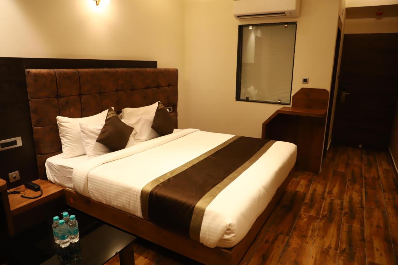Hotel Emperio Grand 러크나우 외부 사진