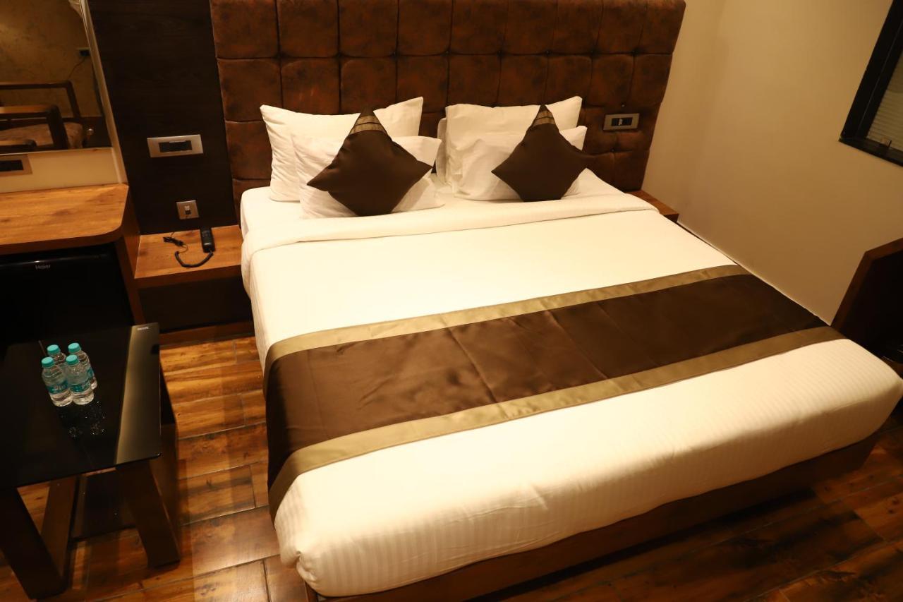 Hotel Emperio Grand 러크나우 외부 사진
